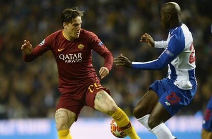 Danilo Pereira pugna por un balón con Nicolo Zaniolo durante el partido de octavos entre Oporto y Roma.