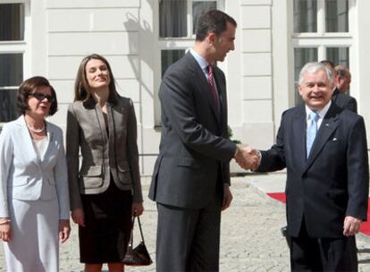 Los Príncipes de Asturias, recibidos por el presidente de Polonia, Lech Kaczynski, y la esposa de éste, en el Palacio Presidencial de Varsovia.