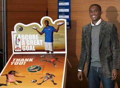 Samuel Eto'o ha estado en Barcelona para apadrinar un campaña benéfica con la que se pretende recoger en Europa el máximo numero de zapatos para enviarlos a África. La campaña, iniciativa de la marca Kiwi, ha instalado contenedores de recogida en todos los centros de El Corte Inglés e Hipercor.