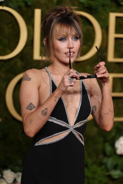 Jugueteando desde el momento en que pisó la alfombra con sus gafas de sol Gucci, Miley Cyrus dejó que las cámaras viesen desde todos los ángulos este vestido lleno de cortes de Celine. 