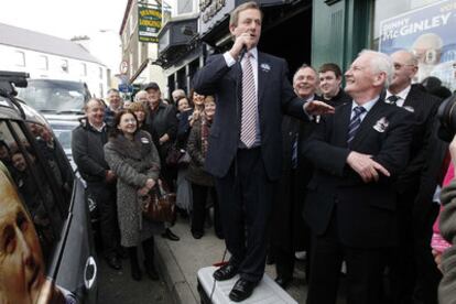 Enda Kenny, líder del Fine Gael, se dirige al público en Donegal en el último día de campaña.