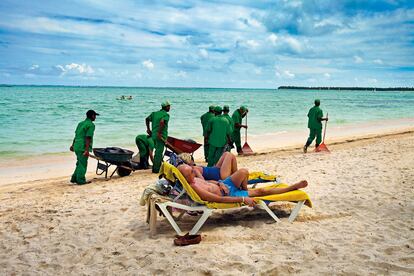 Las hordas de turistas se tuestan al sol en las playas de Punta Cana (abajo, imagen de Bavaro Beach), al calor de los paquetes "todo incluido".