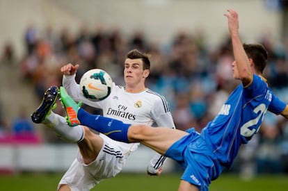 Bale lucha con el balón con Vigaray.