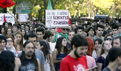 Aspecto parcial de la manifestación contra la LOMCE y los recortes celebrada ayer en Valencia.