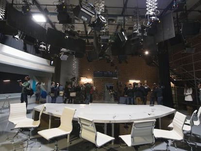 Imagen del estudio central de Canal 9 en el Centre de Producci&oacute; de Burjassot dos a&ntilde;os despu&eacute;s de cerrarse RTVV. 