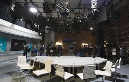 Imagen del estudio central de Canal 9 en el Centre de Producci&oacute; de Burjassot dos a&ntilde;os despu&eacute;s de cerrarse RTVV. 