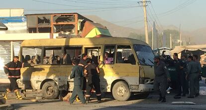 Polic&iacute;as y bomberos, en el autob&uacute;s contra el que los talibanes han atacado este lunes en Kabul.