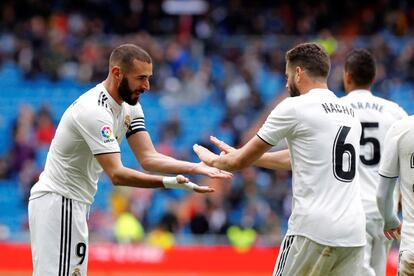 Nacho celebra el segundo gol del delantero francés del Real Madrid, Karim Benzema.