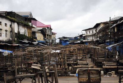 O mercado do bairro de West Point, vazio após os protestos que ocorreram nesta região da Monróvia, Libéria, posta em quarentena pelo brote de ebola.