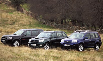 Tres todoterrenos ligeros que cumplen en ciudad, campo y carretera. De izquierda a derecha: imagen recia y elegante en el Freelander, línea deportiva en el RAV4 y aspecto moderno en el X-Trail.