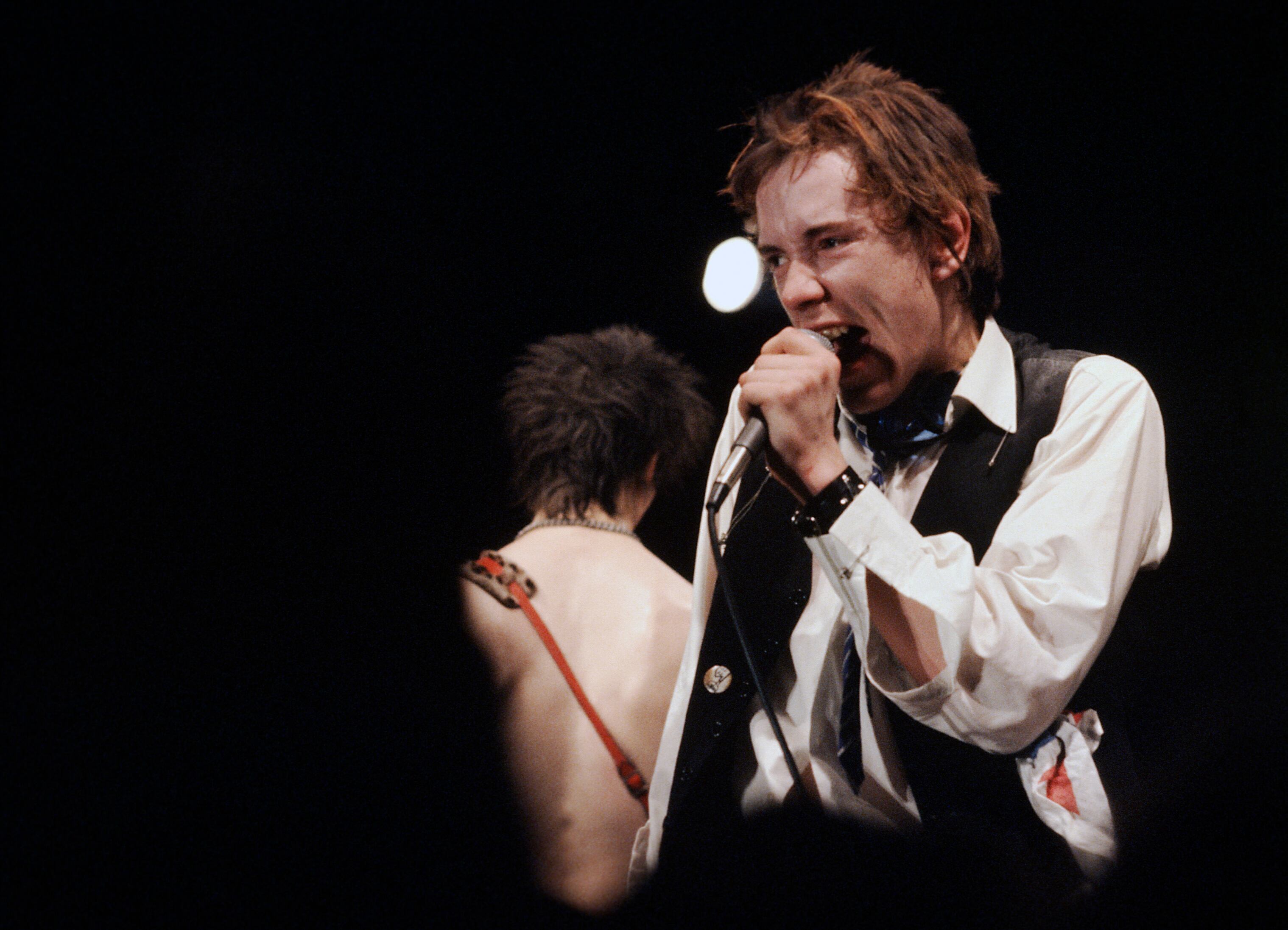 El vocalista Johnny Rotten y el bajista Sid Vicious, durante un concierto en Atlanta, Georgia, EEUU, el 5 de enero de 1978.