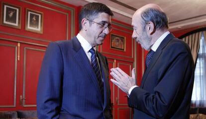El 'lehendakari' Patxi López conversa con Alfredo Pérez Rubalcaba antes del desayuno informativo.