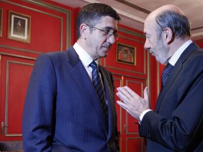 El &#039;lehendakari&#039; Patxi L&oacute;pez conversa con Alfredo P&eacute;rez Rubalcaba antes del desayuno informativo. 