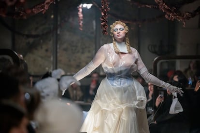 La actriz Gwendoline Christie cerrando el desfile de alta costura de John Galliano para Martin Margiela el pasado enero, una de las colecciones más celebradas de la última década.