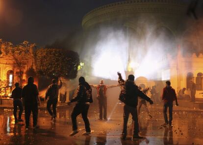 Un grupo de manifestantes lanzan piedras y cócteles molotov al palacio presidencial.