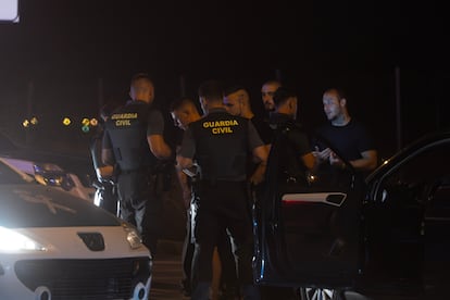 La Guardia Civil, identificando a ultras en la noche del 13 de junio en Torre Pacheco. 