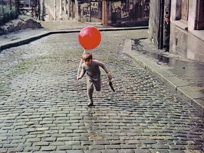 Un niño, un mundo gris y un globo rojo: todo lo que necesita el bello cuento de Lamorisse.