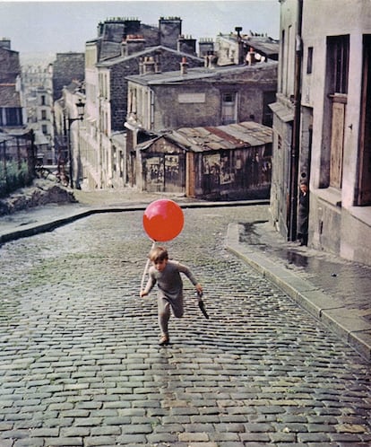 Un niño, un mundo gris y un globo rojo: todo lo que necesita el bello cuento de Lamorisse.