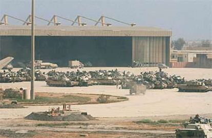 Numerosos carros de combate Abrams del Ejército de EE UU, frente a uno de los hangares del aeropuerto internacional Sadam Husein, conquistado el viernes por el 7º de Caballería.