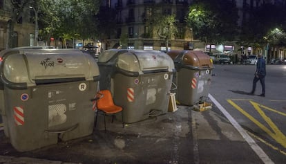 Algunos de los contenedores devueltos al carrer de Casp todavía muestran desperfectos de los disturbios