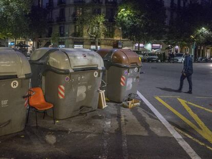 Algunos de los contenedores devueltos al carrer de Casp todavía muestran desperfectos de los disturbios