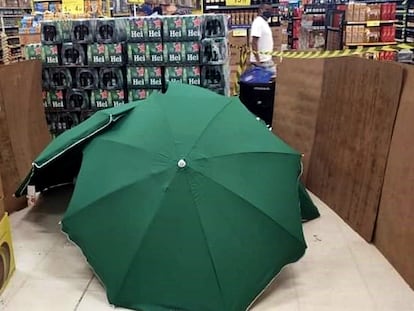 Corpo de vendedor morto no Carrefour foi coberto com guarda-sóis.