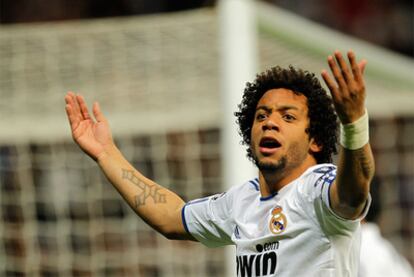 Marcelo gesticula durante el partido contra el Lyon.