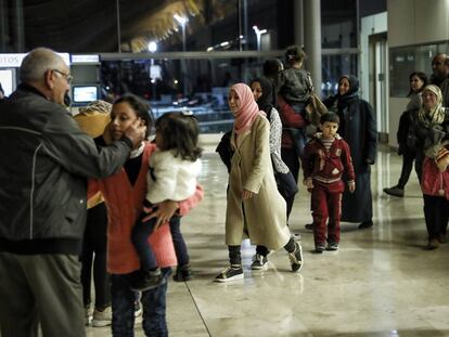 Abdalazem (i) y Ana Lobato (extremo derecha, con velo) reciben a sus hijos y nietos en el aeropuerto de Barajas, el mi&eacute;rcoles por la noche