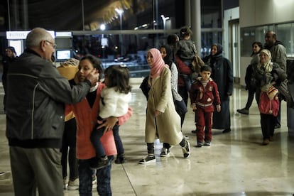 Abdalazem (i) y Ana Lobato (extremo derecha, con velo) reciben a sus hijos y nietos en el aeropuerto de Barajas, el miércoles por la noche