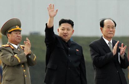 Kim Jong Un, acompañado a su izquierda del presidente de la Asamblea Popular norcoreana, saluda a los asistentes a la ceremonia de inauguración de las dos estatuas.