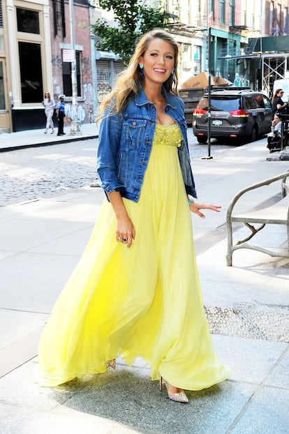 Blake Lively el pasado lunes paseando por el Soho de Nueva York. La actriz eligió un vestido largo amarillo y una cazadora vaquera.