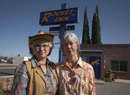 Val Wilkes (i) junto a su esposa Cydney Wilkes, en el exterior de su motel 'Rocket Inn' en Truth or Consequences, Nuevo México.