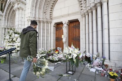 Flores en la Basílica de Notre Dame en Niza en memoria de las víctimas del último atentado islamista.