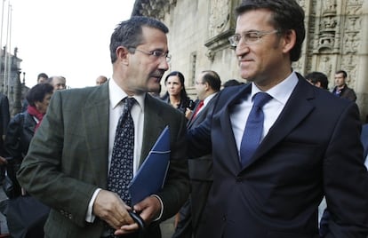 Feijóo, junto a Conde Roa, a las puertas del Hostal dos Reis Católicos.