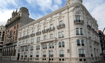 Junto a la Glorieta se sitúa el Centro Cultural Bancaja de Valencia, de estilo ecléctico e inspiración barroca