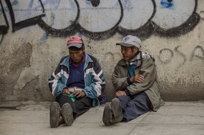 Dos aparapitas mascan coca en un descanso. La mayor parte de los trabajadores de carga en Bolivia no disponen de una residencia permanente en la ciudad. Muchos llevan una vida itinerante y regresan cada cierto tiempo a sus zonas rurales de origen para proveer de alimentos a su familia y con nuevas semillas para sus cultivos.