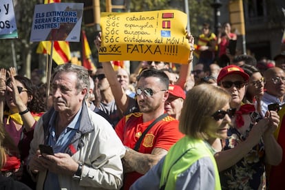 El constitucionalismo ha llegado algo desgastado a la manifestación de este domingo, condicionado por la precampaña electoral y las críticas entre los partidos.