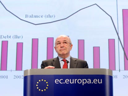 El comisario Joaquín Almunia durante la conferencia de prensa, ayer en Bruselas.