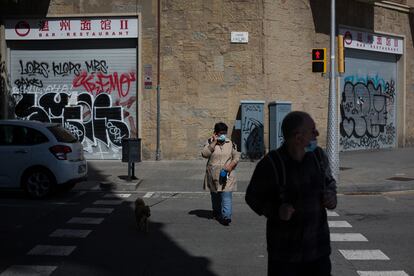 Comercios cerrados en el barrio de Fort Pienc de Barcelona.