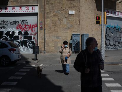Comercios cerrados en el barrio de Fort Pienc de Barcelona.