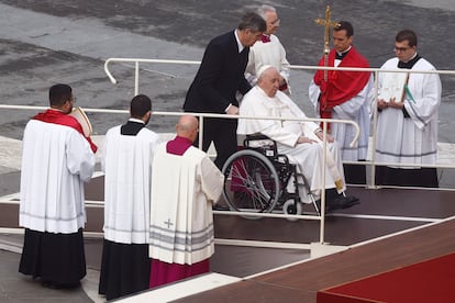 El papa Francisco asiste a la misa por Benedicto XVI en la plaza de San Pedro. El Papa apareció en silla de ruedas, empujada por un ayudante, y subió por una rampa lateral al altar de la plaza, cubierta todavía por la niebla y un frío húmedo.  Sus problemas de movilidad -desde hace más de un año los dolores en una rodilla le impiden caminar con normalidad- le complican celebrar personalmente la misa. Por ese motivo, pese a que presidió la celebración, le ayudaba en el altar el cardenal decano del colegio, Giovanni Battista Re, que condujo el rito.