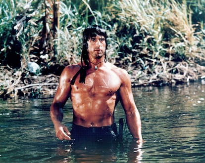 RAMBO (1985) – 'Acorralado' ('First Blood', 1982), de Ted Kotcheff, no era una obra maestra, pero sí una película notable. Abordaba sin grandes sutilezas, pero con nervio y empaque, la historia de John Rambo, un pobre diablo, un juguete roto, un veterano de guerra con la psique hecha unos zorros que solo buscaba un rincón en que procesar en paz su estrés postraumático o caerse muerto y que, hostigado por una caterva de policías palurdos que mascaban chicle, acababa derribando helicópteros a pedradas. Tres años después, al personaje le extirpaban los últimos destellos de rebeldía, inteligencia o escrúpulos para convertirle en un siniestro matarife al servicio del neo-imperialismo pomposo y patriotero de Ronald Reagan. Semejante desplazamiento de sentido dio origen a una de las franquicias más rentables (y, por qué no decirlo, aborrecibles) de finales del siglo XX.