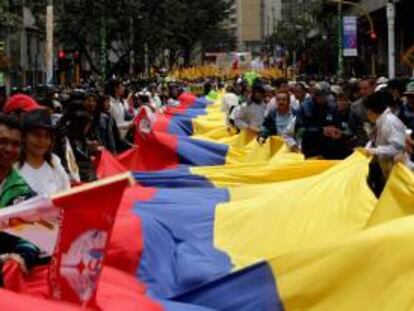 Manifestantes participan en las marchas del Día Internacional del Trabajo en Bogotá (Colombia). EFE/Archivo