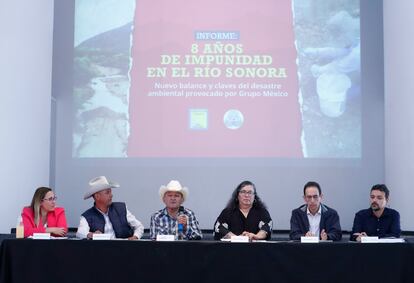 Norberto Bustamante, con camisa de cuadros, y otros miembros del Comité Cuenca Río Sonora este miércoles durante una rueda de prensa.