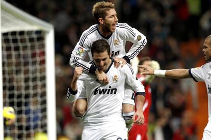 Higuaín y Sergio Ramos celebran el primer gol.
