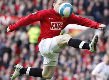 Rooney controla el balón durante el encuentro