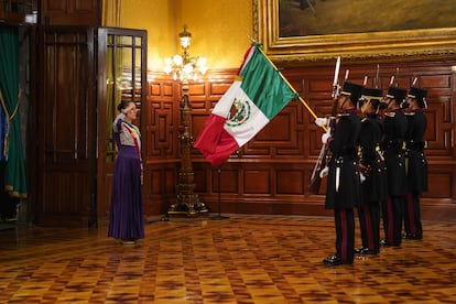 Un cuerpo de cadetes conformado por mujeres entrega la bandera a Claudia Sheinbaum.