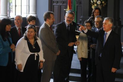 El nuevo consejero de Gobernación y Justicia, Francisco Menacho (a la derecha), ayer, en el acto de su toma de posesión.