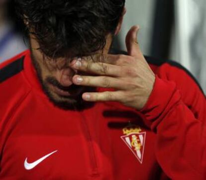 Roberto Canella se seca las lágrimas tras confirmarse el descenso del Sporting.