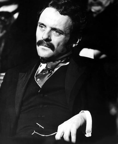 Anthony Hopkins, es un actor galés estadounidense de cine, teatro y televisión, además de compositor. La reina Isabel de Ingalterra en 1992. Nació el 31 de diciembre de 1937 (78 años).